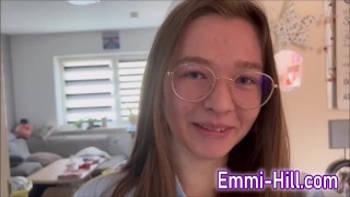 18-jähriges TEEN EXTREM SQUIRT!! Extrem dünn mit kleinen Titten und riesigen Schamlippen!