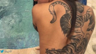 Mi amigo me folla en un jacuzzi público! Le gusta mi vagina apretada